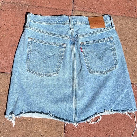 Sz-28-Levi’s 501 button fly distressed denim skirt - Picture 2 of 11